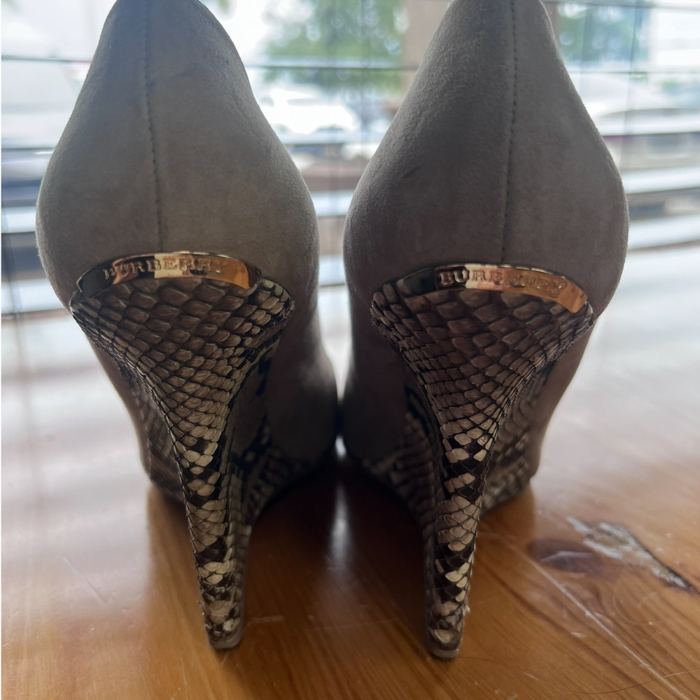 Burberry Hazel Snakeskin Wedge Pump Hee Light Grey Taupe Melange 38.5 EU - Picture 4 of 9